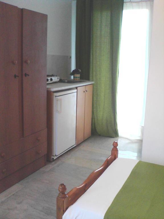Virginia'S Beachfront Apartments Kávos Room photo