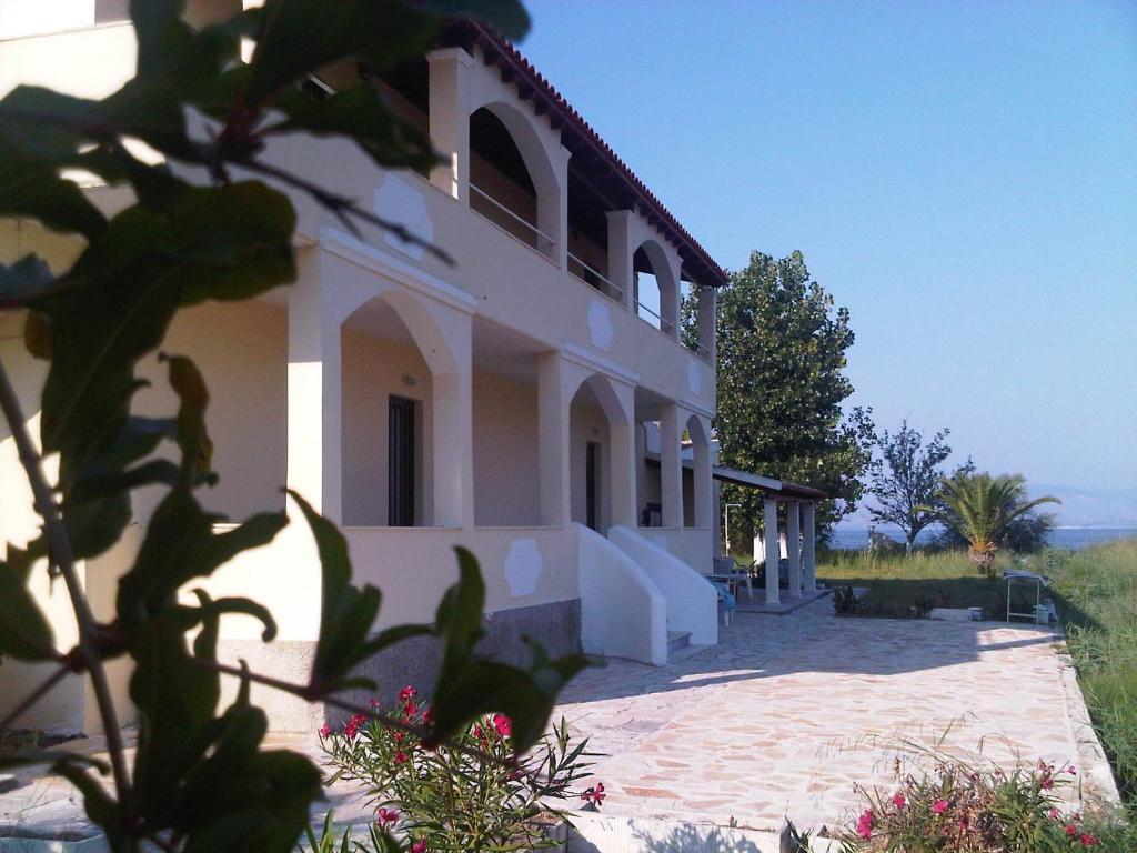 Virginia'S Beachfront Apartments Kávos Exterior photo