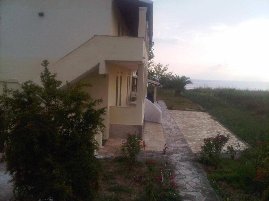 Virginia'S Beachfront Apartments Kávos Exterior photo
