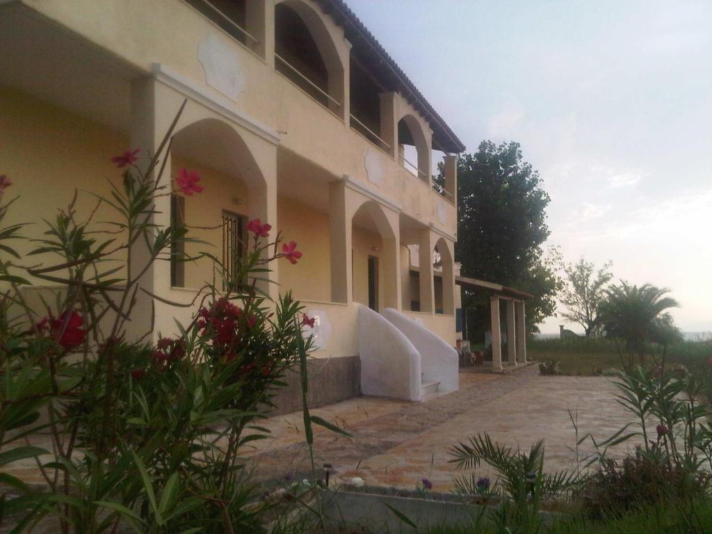 Virginia'S Beachfront Apartments Kávos Exterior photo