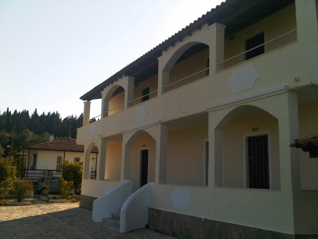 Virginia'S Beachfront Apartments Kávos Exterior photo