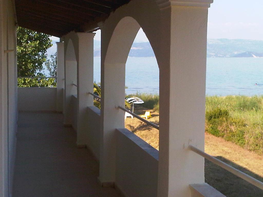 Virginia'S Beachfront Apartments Kávos Exterior photo